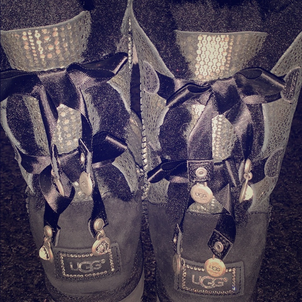 black/ platinum ugg boots:)
